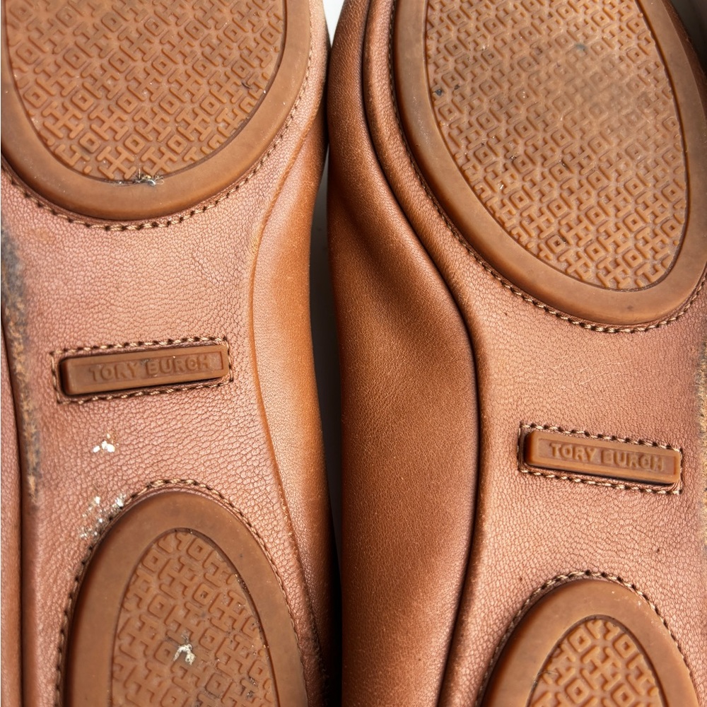 Tory Burch Tan Leather Flats with Gold Logo - Picture 5 of 7